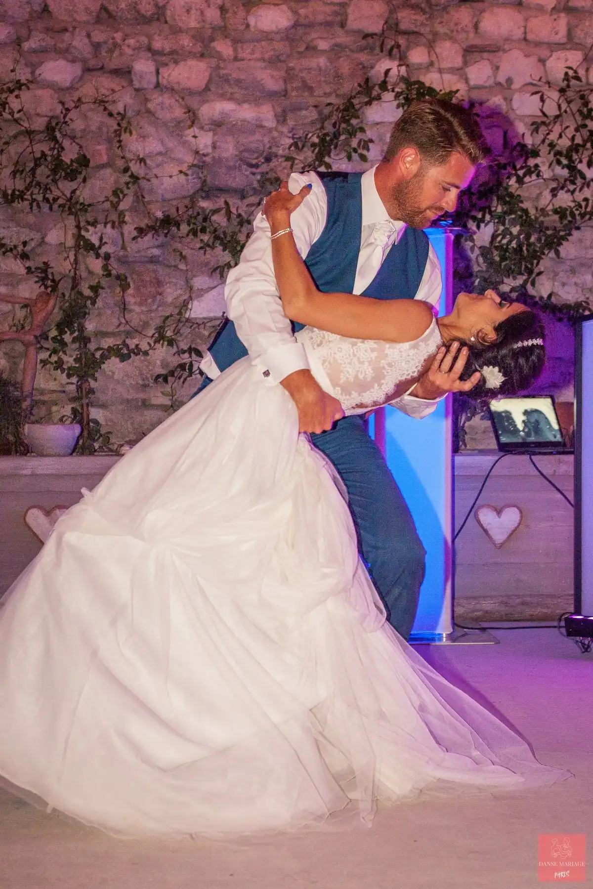 Couple serein dansant leur ouverture de bal à Paris - victoire sur le stress