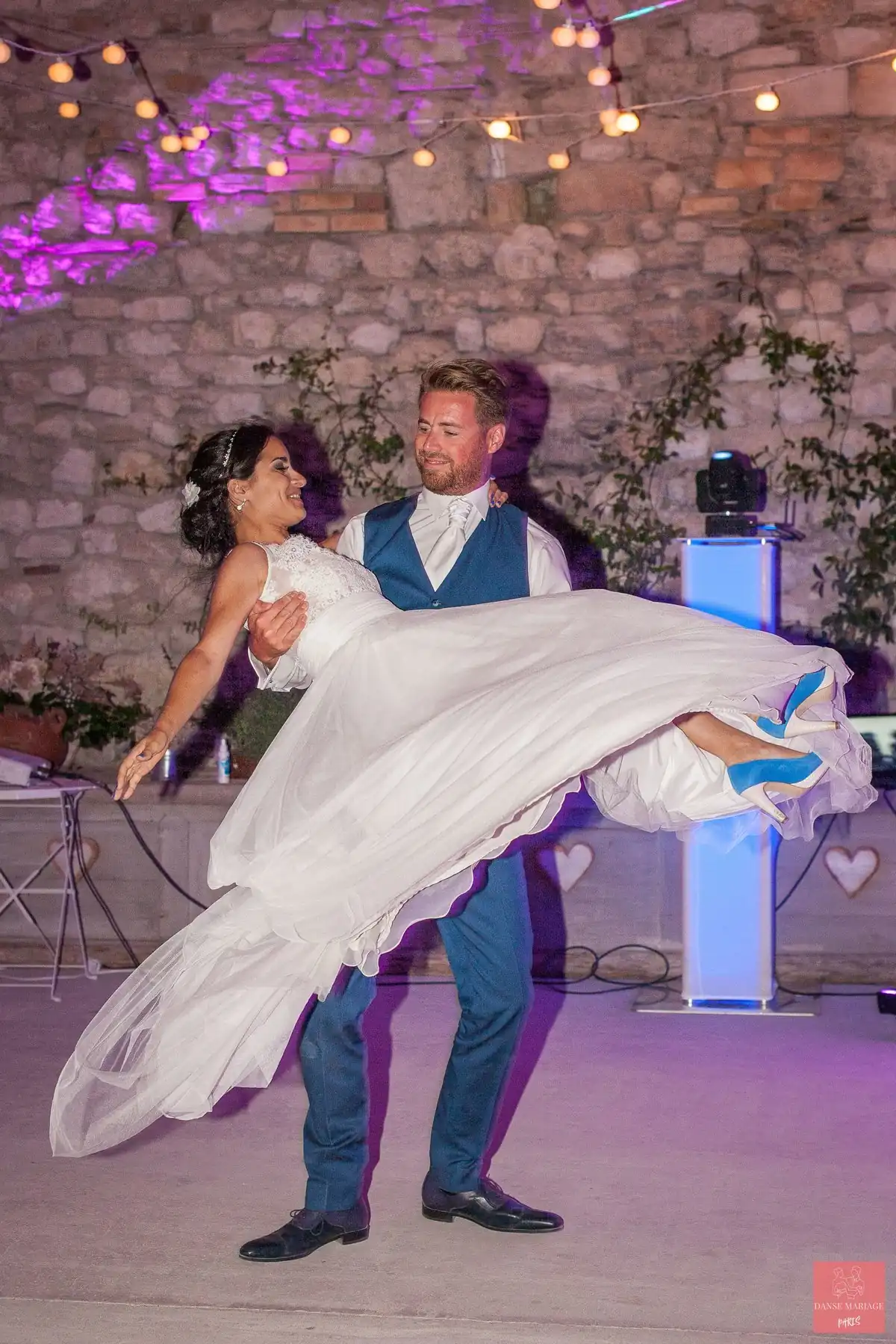 Ouverture de bal Paris - couple rassuré sur la piste