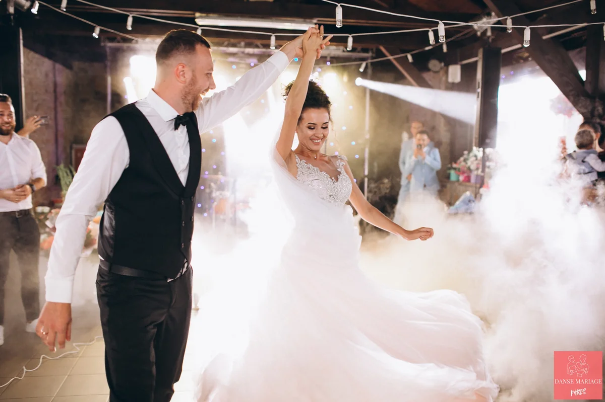 Couple rassuré réussissant leur ouverture de bal a Paris sans stress - première danse sereine